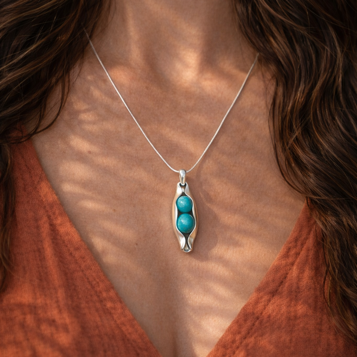 turquoise necklace model