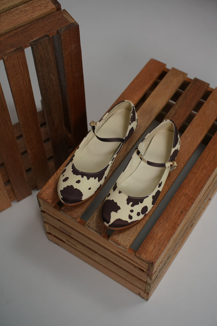 Aelia Cow Print Rounded Toe Flats & Ballerina (Brown)