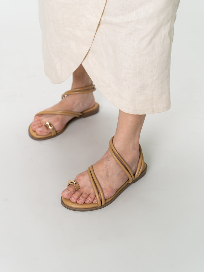 Ariana Strappy Toe Ring Sandals (Caramel)