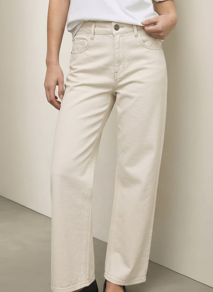 Women White Straight Fit Mid-Rise Stretchable Jeans